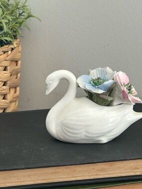 small Bone China White SWAN floral Cake Topper Royal  STAFFORDSHIRE-England c